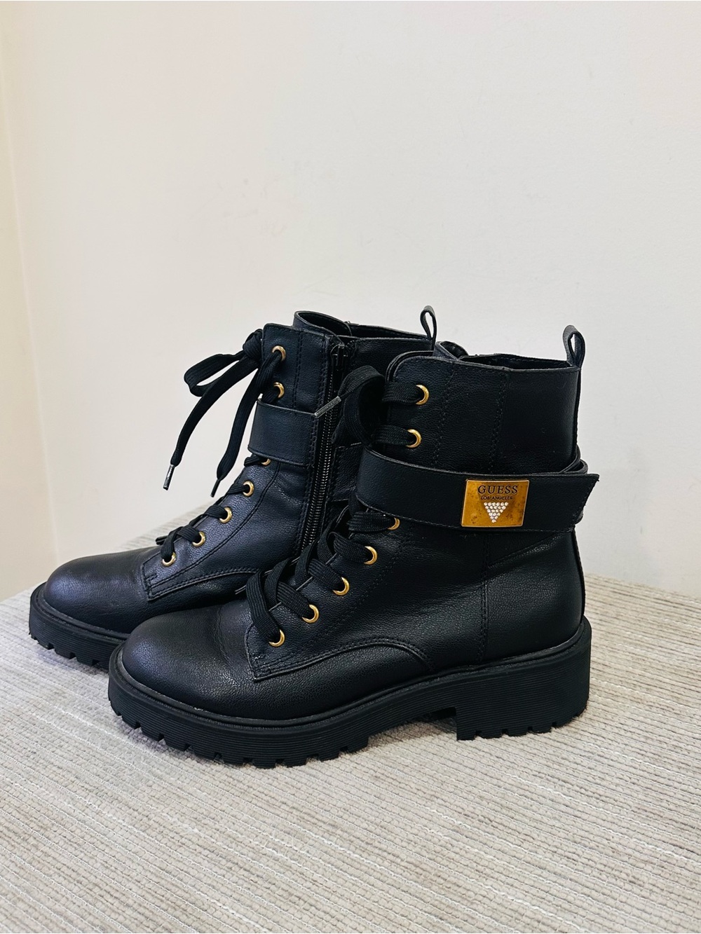 GUESS Caleena Women's Combat Boots Black Size 8M Moto Ankle Booties Gold Logo